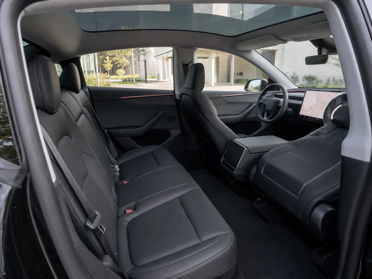黑色 2026 Model Y 後座車廂,配備黑色座椅與全景玻璃車頂